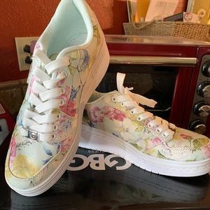 Guess floral tennis shoe